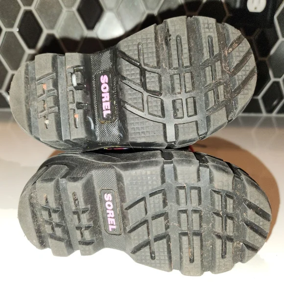 Sorel snow boots. Girls sz 6 - Picture 5 of 6